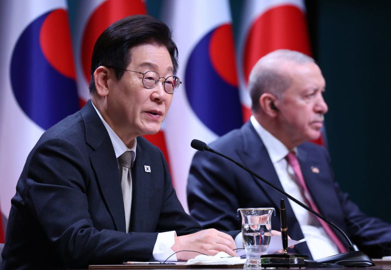 튀르키예를 국빈 방문 중인 이재명 대통령이 24일(현지 시간) 앙카라 대통령궁에서 레젭 타입 에르도안 튀르키예 대통령과 공동언론발표를 하고 있다. 2025.11.25 앙카라=뉴시스