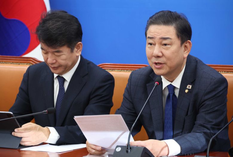 김병기 더불어민주당 원내대표가 25일 오전 서울 여의도 국회에서 열린 원내대책회의에서 발언을 하고 있다. 2025.11.25. [서울=뉴시스]