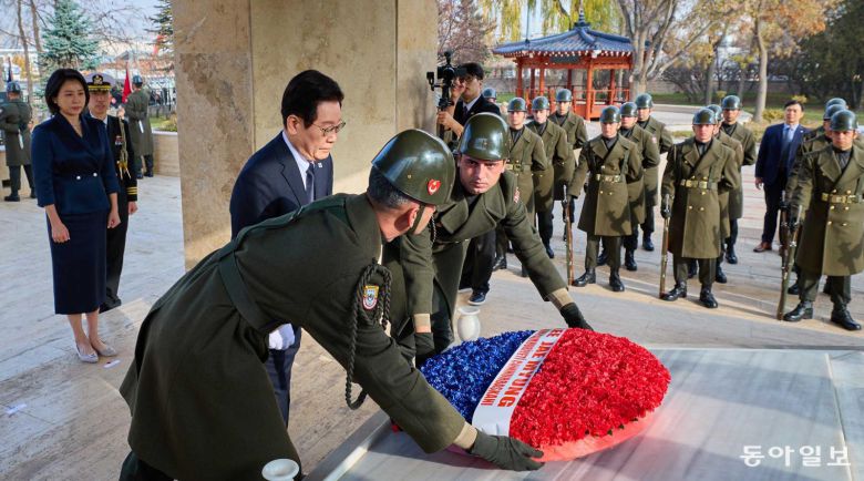 튀르키예를 국빈 방문 중인 이재명 대통령이 25일(현지시간) 앙카라 한국전 참전 기념탑에 헌화하고 있다. 앙카라=송은석 기자 silverstone@donga.com