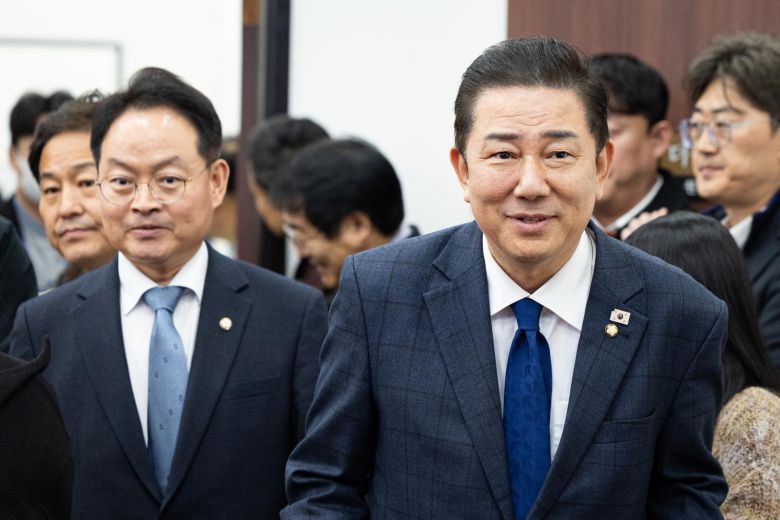 김병기 더불어민주당 원내대표가 25일 서울 여의도 국회에서 열린 APEC 성과확산 및 한미관세협상 후속지원위원회 출범식 및 1차 회의에 참석하고 있다. 2025.11.25 (서울=뉴스1)