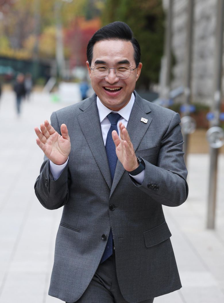 박홍근 더불어민주당 의원이 26일 서울 중구 서울시청 앞에서 내년 6월 3일 치러지는 서울시장 선거 출마 선언 기자회견에 참석하고 있다.  2025.11.26 [서울=뉴시스]