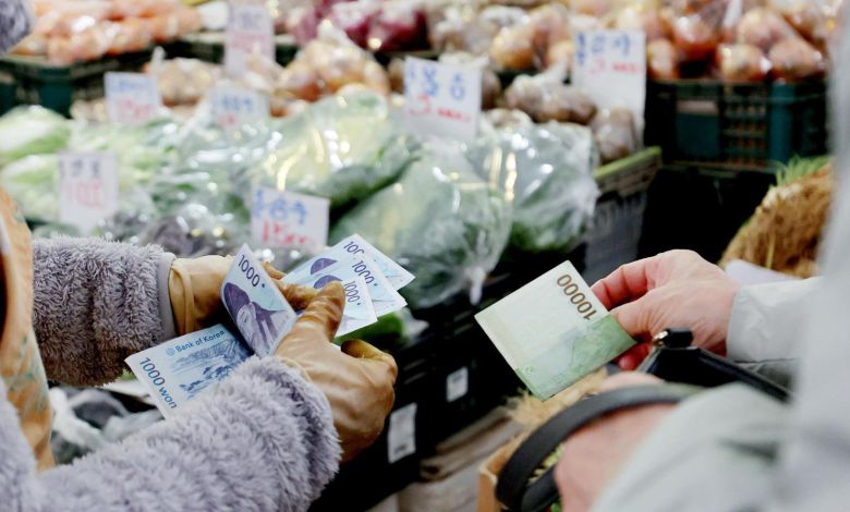 25일 서울 시내 한 전통시장에서 소비자가 채소를 구매하고 있다. 이날 한국은행이 발표한 소비자동향조사 결과에 따르면 11월 소비자심리지수는 전월 대비 2.6포인트 오른 112.4로 2017년 11월(113.9) 이후 8년 만에 가장 높은 수준을 보였다. 뉴시스