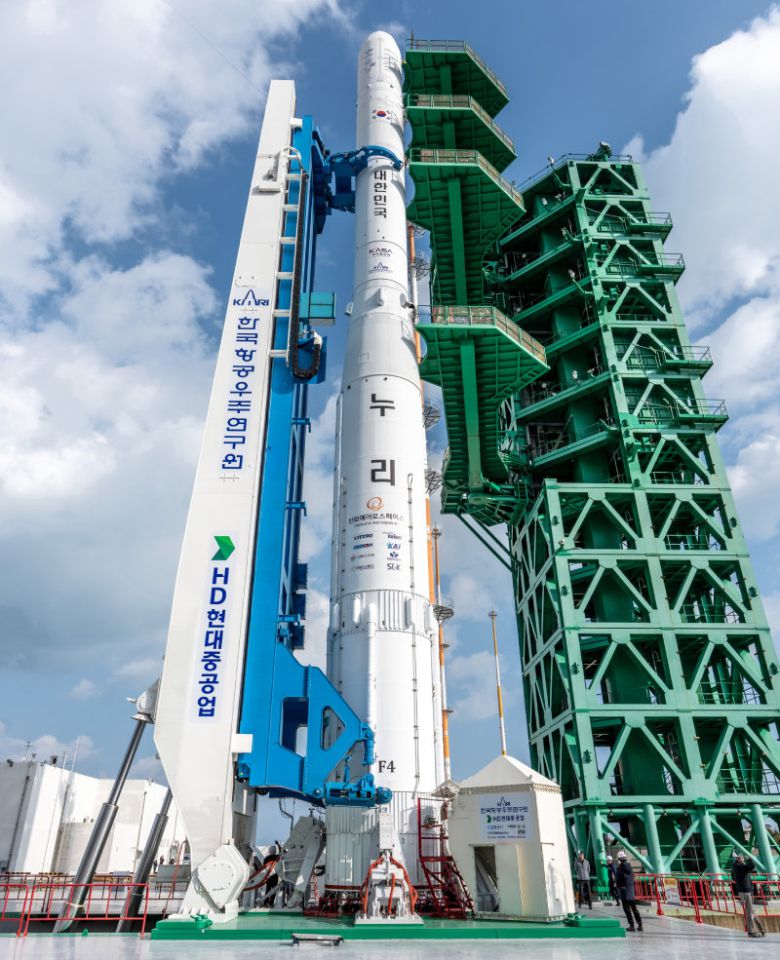 우뚝 선 누리호… 27일 새벽 4차 발사 예정 25일 전남 고흥군 나로우주센터에서 누리호 4차 발사를 위해 똑바로 세우는 기립 작업이 진행되고 있다. 26일 연료 주입을 위한 최종 점검, 연료와 산화제 주입이 모두 문제없이 이뤄지면 누리호는 27일 0시 54분∼오전 1시 14분 사이에 발사될 예정이다. 한국항공우주연구원 제공
