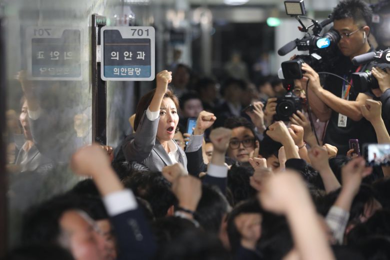 나경원 자유한국당 원내대표 등 자유한국당 의원들이 서울 여의도 국회 의안과 앞에서 여당의 공수처법 등 패스트트랙 지정 법안 제출을 저지하기 위해 입구를 막고 구호를 외치고 있다. 2019.4.25/뉴스1