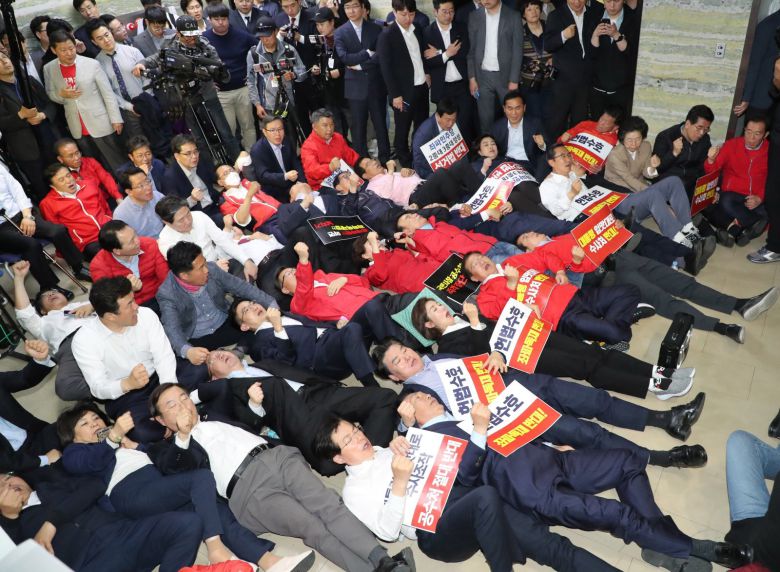 나경원 자유한국당(현 국민의힘) 원내대표 등 의원들이 2019년 4월 30일 오전 서울 여의도 국회 정무위원회 회의장에서 열린 정개특위 회의에서 선거제 개혁안 패스트트랙이 지정되자 구호를 외치고 있다. 2019.4.30/뉴스1