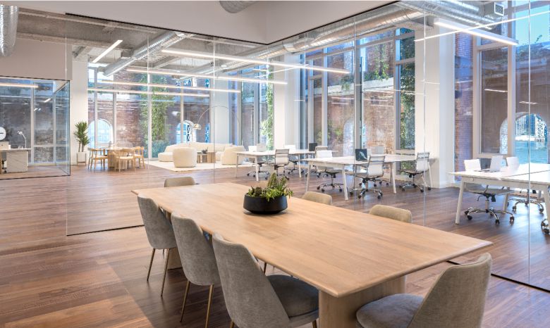 현재 사이트에 공실 상태로 올라와있는 브루클린의 오피스 빌딩 ‘더 리파이너리 앳 도미노’ 의 한 사무실. 옛 설탕공장 벽면을 남긴 채 리노베이션했기 때문에 채광이 다소 부족한 편이다. 더 리파이너리 앳 도미노 홈페이지