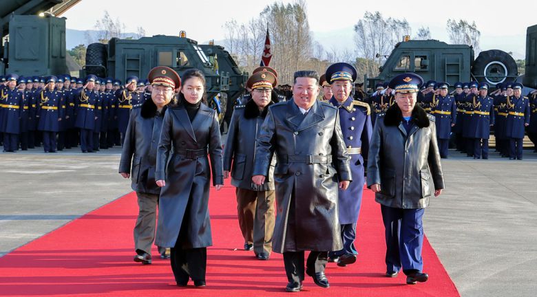북한 노동당 기관지 노동신문은 30일 “조선인민군 공군 창설 80주년 기념행사가 11월 28일 제2공군사단 59길영조영웅연대 갈마비행장에서 성대히 진행됐다”라고 보도했다. 김정은 총비서가 참석한 이 자리에는 ‘존경하는 자제분’으로 호명된 딸 주애도 동행했다. (평양 노동신문=뉴스1)