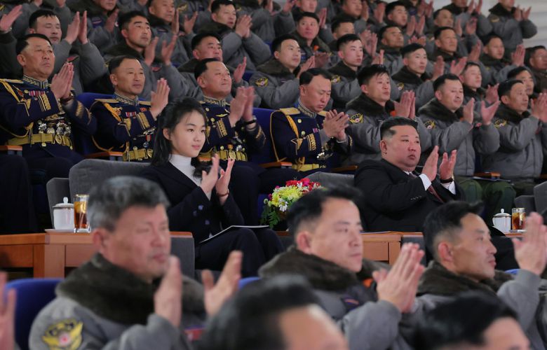 북한 노동당 기관지 노동신문은 30일 “조선인민군 공군 창설 80주년 기념행사가 11월 28일 제2공군사단 59길영조영웅연대 갈마비행장에서 성대히 진행됐다”라고 보도했다. 김정은 총비서가 참석한 이 자리에는 ‘존경하는 자제분’으로 호명된 딸 주애도 동행했다. (평양 노동신문=뉴스1)