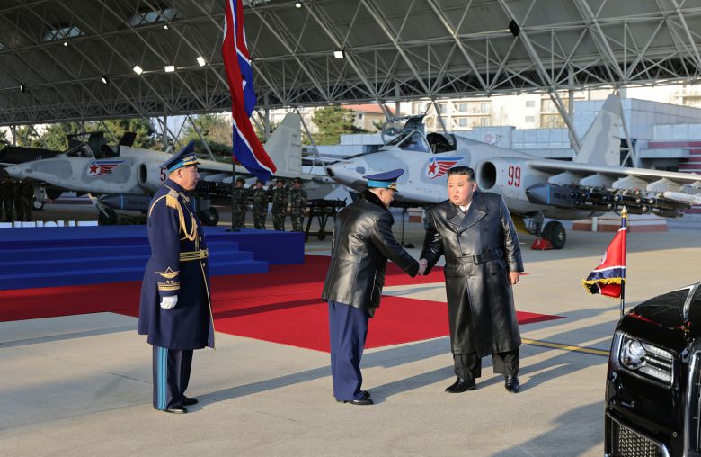 (평양 노동신문=뉴스1) 북한 조선중앙통신이 30일 공개한 북한 공군 창설 80주년 기념행사에서 북한판 타우러스로 추정되는 장거리 공대지미사일이 장착된 전투기가 포착됐다.