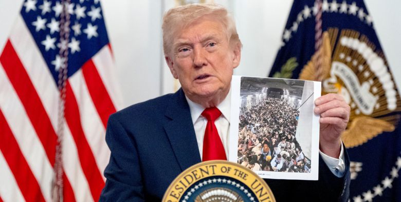 ‘아프간 탈출 주민’ 사진 들고 바이든 정책 비판 도널드 트럼프 미국 대통령이 추수감사절인 27일(현지 시간) 사저인 플로리다주 팜비치의 마러라고 리조트에서 2021년 8월 미군의 아프가니스탄 철군 과정에서 미 군용기에 탑승해 입국한 아프간 주민들의 사진을 들고 조 바이든 전 행정부의 이민 정책을 비판했다. 그는 이날 “제3세계 국가 국민의 이민을 영원히 중단시키고 비(非)시민권자에 대한 연방 혜택과 보조금도 종료하겠다”고 선언했다. 팜비치=AP 뉴시스