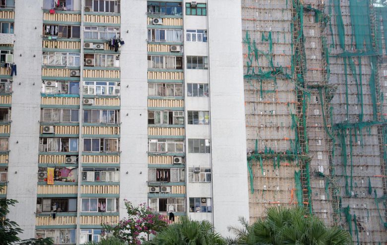 29일(현지시간) 홍콩 북부 타이포의 ‘왕 푹 코트’(Wang Fuk Court) 아파트 화재 건물 옆 아파트 창문이 열려 있다. 2025.11.29/뉴스1 ⓒ News1