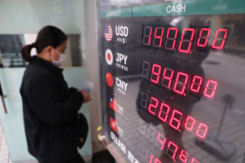 원·달러 환율이 급등한 영향으로 한국의 올해 달러 환산 국내총생산(GDP)이 지난해보다 감소할 것으로 전망되고 있는 30일 오후 서울 중구 명동의 환전소에 환율이 표시돼 있다. 이날 국제통화기금(IMF)에 따르면 IMF는 최근 ‘연례협의 보고서’에서 국제 비교 지표인 올해 달러 기준 명목 GDP를 1조 8586억 달러로 추산했다. 지난해 1조 8754억 달러보다 168억 달러(0.9%) 감소한 수치다. 2025.11.30/뉴스1