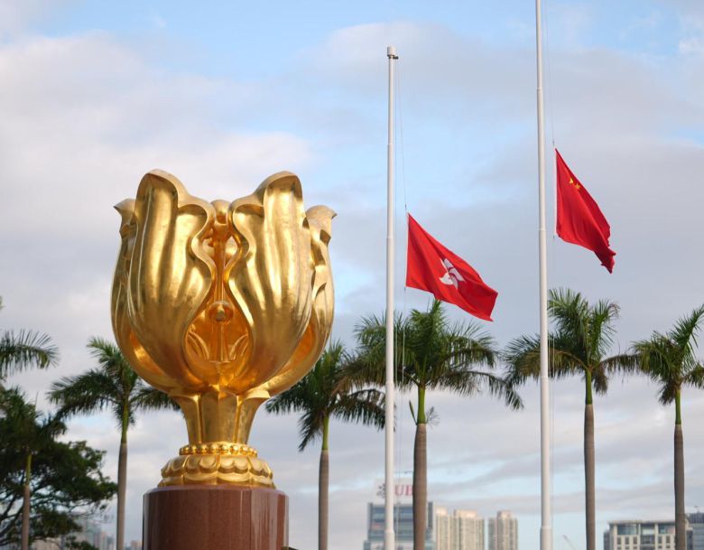 홍콩 고층 아파트 화재 참사가 벌어지고 사흘 뒤인 지난달 29일 홍콩 관공서 건물에 중국 오성홍기와 홍콩 자치구 깃발이 조기로 게양됐다. 홍콩=신화 뉴시스