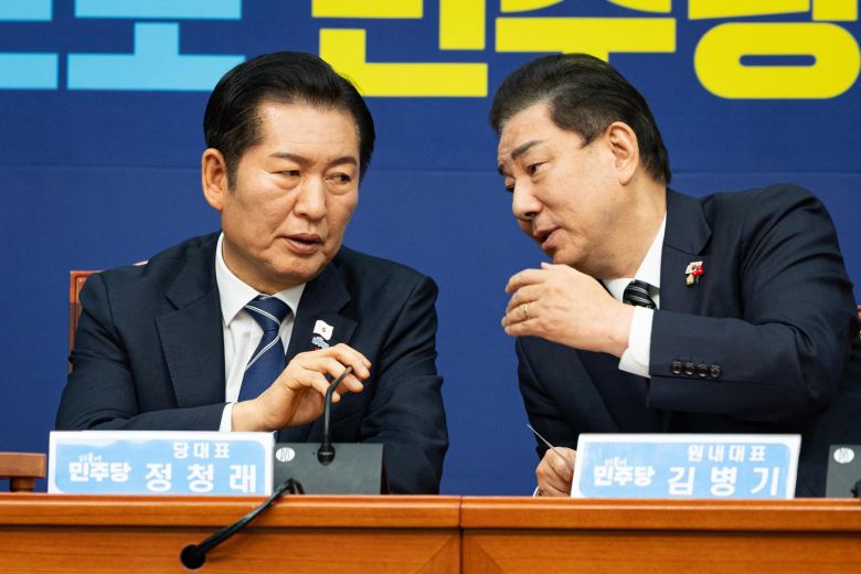 정청래 더불어민주당 대표와 김병기 원내대표가 1일 서울 여의도 국회에서 열린 최고위원회의에서 대화하고 있다. 2025.12.1 뉴스1