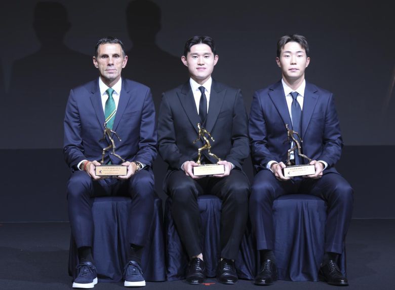 올 시즌 프로축구 K리그1(1부) 최우수선수(MVP)에 뽑힌 이동경(울산·가운데)과 감독상을 받은 거스 포옛 감독(전북·왼쪽), 영플레이어상 수상자 이승원(강원)이 1일 서울 서대문구 스위스그랜드호텔에서 열린 K리그 대상 시상식에서 트로피를 들고 기념 촬영을 하고 있다. 올 시즌 공격포인트 1위 이동경은 생애 첫 MVP에 등극했고, 부임 첫해 전북의 우승을 이끈 포옛 감독은 최고 감독의 영예를 안았다. 유망주 이승원은 시즌 내내 꾸준히 좋은 경기력을 선보였다. 뉴시스