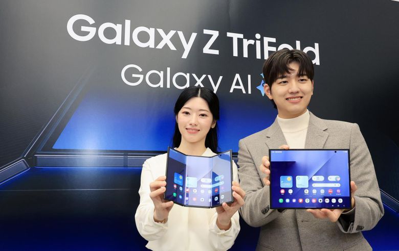 2일 서울 서초구 삼성 강남에서 열린 ‘삼성전자 갤럭시Z 트라이폴드 출시 미디어데이’에서 모델들이 갤럭시Z트라이폴드를 선보이고 있다. 2025.12.2 뉴스1