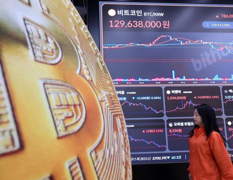 2일 서울 강남구 ‘빗썸’ 라운지 전광판에 비트코인 시세가 떠 있다. 전날 비트코인은 장중 8만4000달러 선이 붕괴됐다. 뉴스1