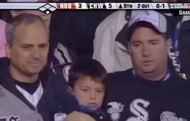 포프 14세(맨 왼쪽)가 2005년 시카고 화이트삭스가 진출한 월드시리즈 1차전 경기를 관중석에서 보는 모습. 교황 선출 후 화제가 됐다. 출처 MLB 영상 캡처