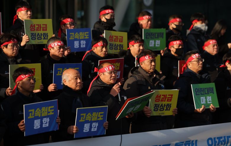 전국철도노동조합 관계자들이 2일 서울역에서 총파업(12.11) 예고 기자회견을 열고 고속철도(KTX-SRT) 통합, 안전대책 마련, 성과급 정상화 등을 촉구하고 있다. 2025.12.02. [서울=뉴시스]