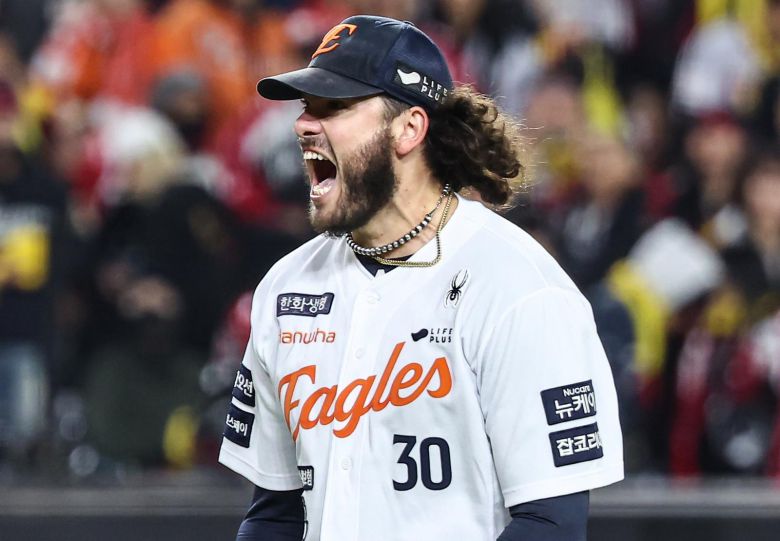 한화에서 올 시즌 한국프로야구 최우수선수에 선정된 폰세가 미국프로야구 메이저리그(MLB) 토론토 입단을 눈앞에 뒀다. 사진은 폰세가 10월 29일 열린 한국시리즈 3차전에서 포효하고 있는 모습. 대전=뉴스1