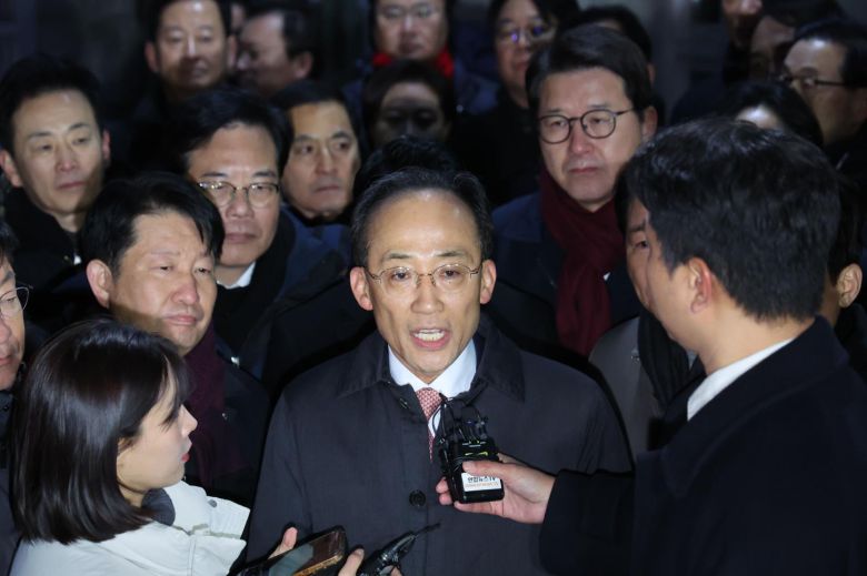 국회의 12·3 비상계엄 해제 의결 방해 의혹을 받는 추경호 전 국민의힘 원내대표가 3일 오전 영장이 기각돼 경기 의왕시 서울구치소를 나서며 발언하고 있다. 2025.12.03 [의왕=뉴시스]