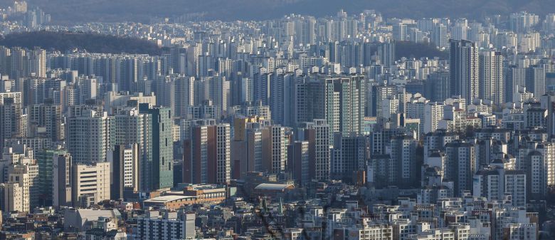 2일 서울 중구 남산에서 시내 아파트가 보이고 있다. 수요에 비해 공급이 뒷받침되지 않으면서 전세가격은 상승세를 이어가고 있다. 한국부동산원에 따르면 10·15 대책 발표 이후인 10월20일 기준 전국 아파트 전세가격은 0.06% 오른 뒤 상승폭이 확대됐다.  전세의 월세화가 가속화되는 가운데 대출규제까지 강화되면서 전세 물건은 감소세를 보이고 있다. 규제지역 지정과 토지거래허가구역 확대로 서울 전역과 경기 일부 지역에서 전세를 끼고 매매하는 갭투자도 금지되면서 전세 물건이 줄었다.2025.12.02 뉴시스
