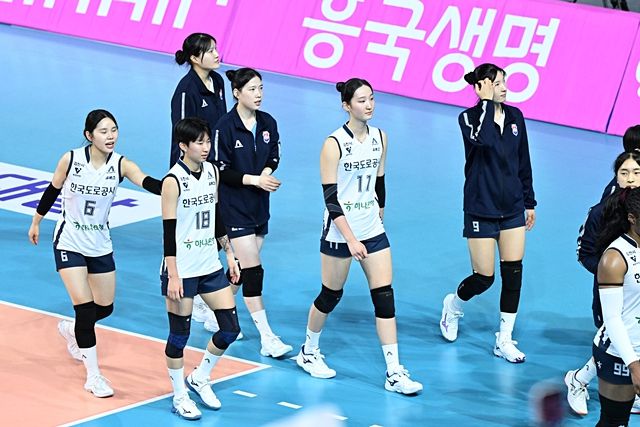 3일 경기 패배 후 체육관을 빠져 나가는 한국도로공사 선수단. 한국배구연맹(KOVO) 제공