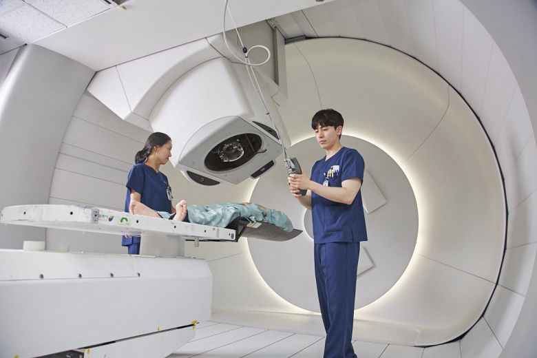 국립암센터는 2007년 국내 최초로 양성자 치료기를 도입해 지금까지 11만7841건의 양성자 치료를 시행했다. 2027년엔 최신 기술이 적용된 국내 최고 수준의 차세대 신형 양성자 치료기가 도입돼 암 환자들에게 희망을 주고 있다. 의료진이 암 환자에게 양성자 치료를 하기 위해 준비하고 있다. 국립암센터 제공