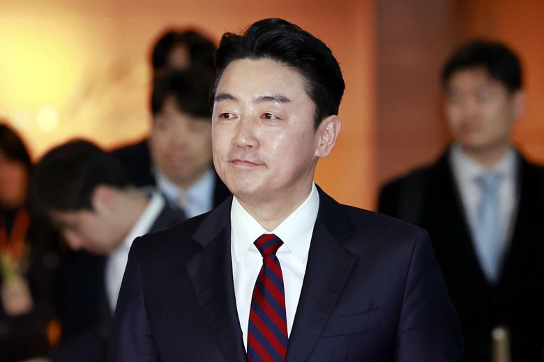 강훈식 대통령 비서실장이 13일 인천국제공항을 통해 아랍에미리트(UAE)로 출국하고 있다. 2025.11.13. 뉴시스