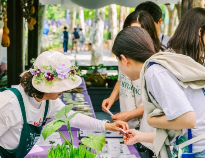 올해 5월부터 서울 동작구 보라매공원 일대에서 열린 ‘국제정원박람회’ 행사장에서 시민들이 팝업스토어(임시 매장)를 살펴보고 있다. 서울시 제공
