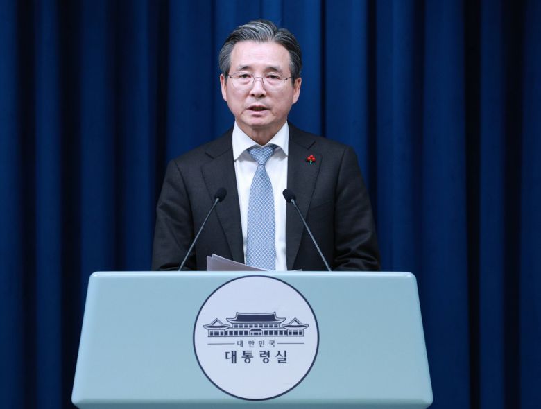 김용범 정책실장이 5일 서울 용산 대통령실 청사에서 손정의 소프트뱅크그룹 회장 접견 관련 브리핑을 하고 있다. 뉴시스