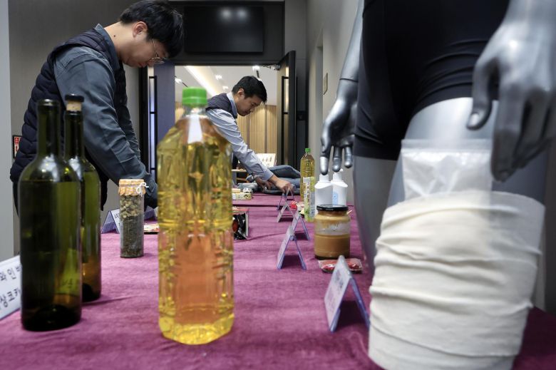 5일 오전 서울 강남구 논현동 서울세관에서 관세청 관계자가 과자, 스틱커피, 아보카도유 등에 은닉해 국경 단계에서 적발된 마약 은닉도구 샘플을 공개하고 있다.  올해 10월 말 기준 총 1,032건, 2,913kg의 마약을 국경 단계에서 적발한 관세청은 지난해 동기와 비교해 적발 건수는 45%, 중량은 384% 증가해 중량 기준 역대 최대 적발량을 기록했다고 밝혔다.  관세청은 마약 출발 상위 5개국인 태국, 베트남, 말레이시아, 미국, 네덜란드를 비롯해 내년에는 마약밀수 우범도가 급증하고 있는 캄보디아, 라오스, 캐나다, 독일, 프랑스 등 총 10개국으로 합동작전을 확대해 마약판 코리안 테스크를 구축할 계획이다. 2025.12.5/뉴스1