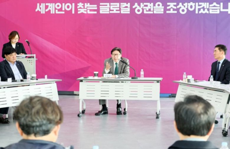 부산 중구 자갈치현대화시장에서 2일 열린 부산시 비상경제대책회의. 박형준 부산시장(가운데)은 이날 소상공인, 유관 단체 대표 등과 회의를 열고 외국인 관광객 증가 추세에 발맞춰 ‘글로컬 상권 혁신 전략’을 발표했다. 부산시 제공