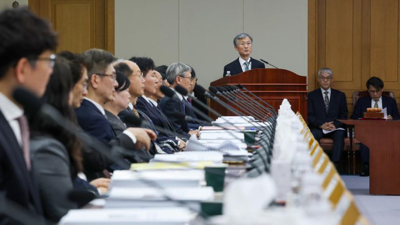 조희대 대법원장이 5일 오후 서울 서초구 대법원에서 열린 전국법원장회의에서 인사말을 하고 있다. 사진공동취재