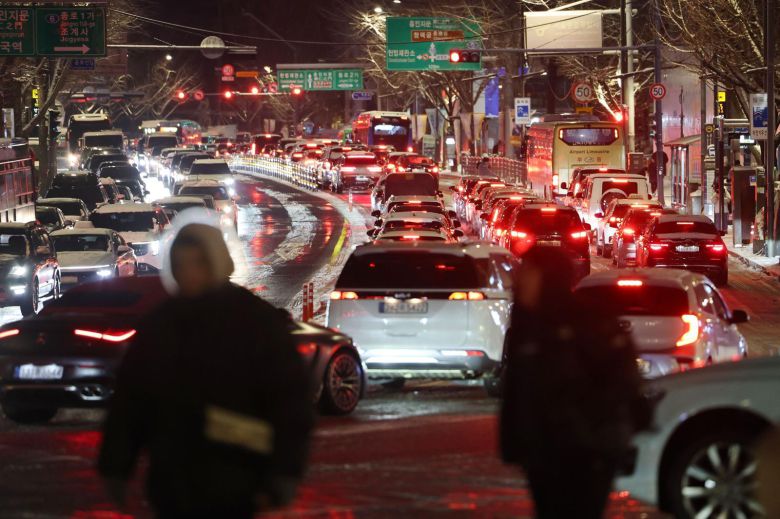 폭설이 내린 4일 오후 서울 종로구 안국동 도로의 차량들이 눈길에 큰 정체를 빚고 있다. 2025.12.4 뉴스1