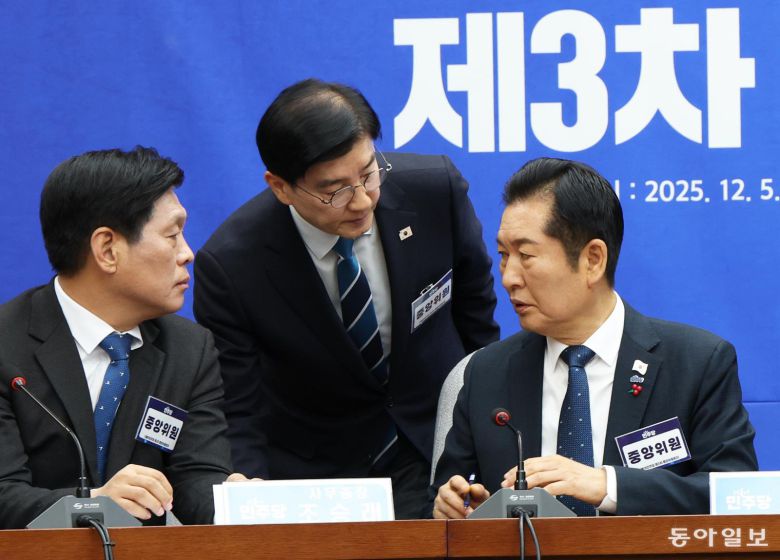 1인1표 부결 정청래 더불어민주당 대표를 비롯한 중앙위원들이 5일 서울 여의도 국회에서 열린 제3차 중앙위원회의(위원장 민홍철)에 참석해 당원주권을 표방한 1인 1표제등에 대한 표결을 진행했다. 이훈구 기자 ufo@donga.com