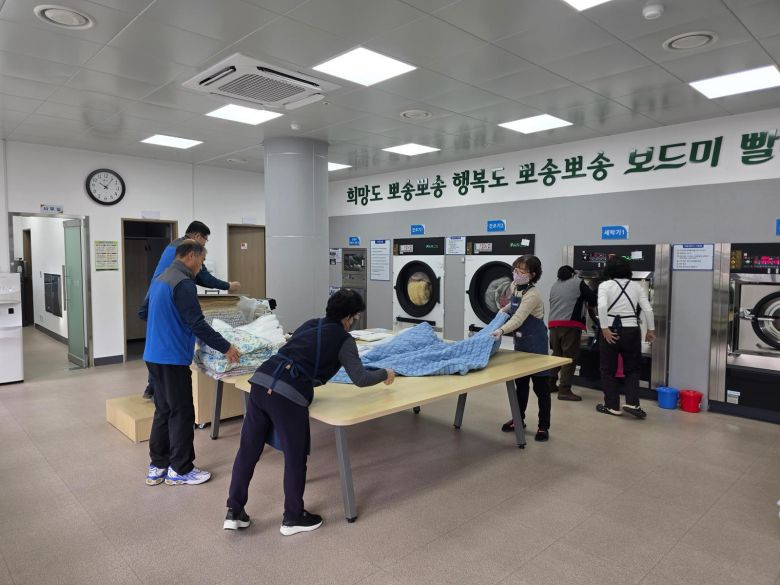 강원 태백시 장성동의 공공 이불 빨래방인 ‘보드미 빨래방’이 취약계층을 위한 무료 이불 빨래 서비스와 노인 일자리 창출 거점 공간으로 자리매김했다. 태백시 제공