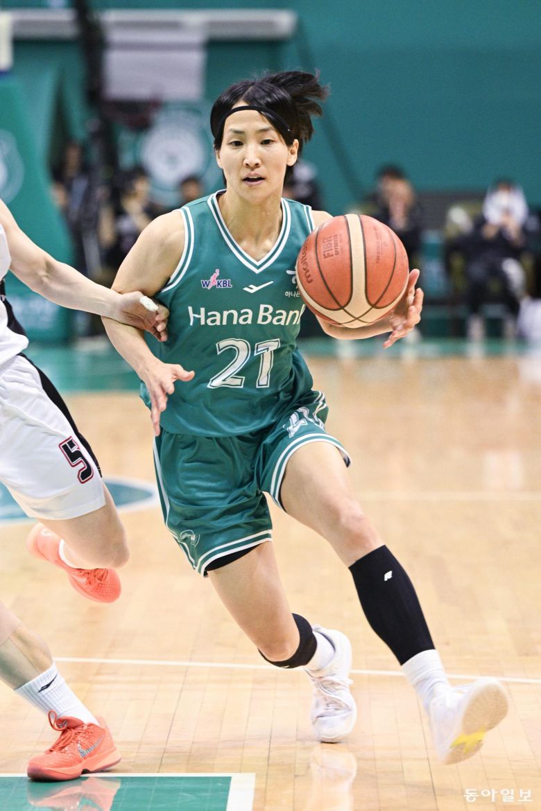 이이지마 사키가 1일 열린 BNK와의 2025~2026시즌 여자프로농구 안방경기에서 드리블 돌파를 시도하고 있다. WKBL 제공