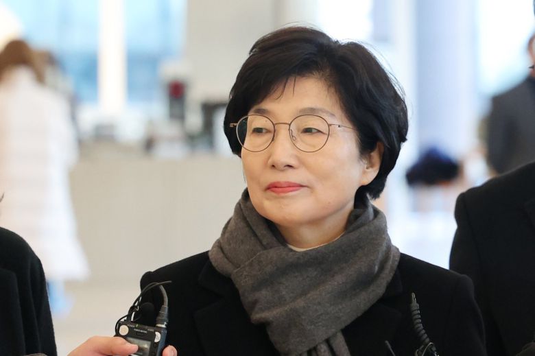 김기현 국민의힘 의원 배우자 이 모 씨가 5일 오전 오전 서울 종로구 광화문 KT 빌딩에 마련된 김건희 특검(특별검사 민중기) 사무실에 피의자 신분으로 출석하고 있다.  2025.12.5/뉴스1