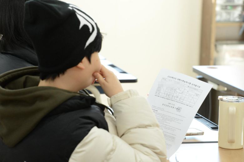 2026학년도 대학수학능력시험 성적표가 배부된 5일 울산 중구 다운고등학교에서 수험생들이 수능 성적표를 확인하고 있다. 울산=뉴시스