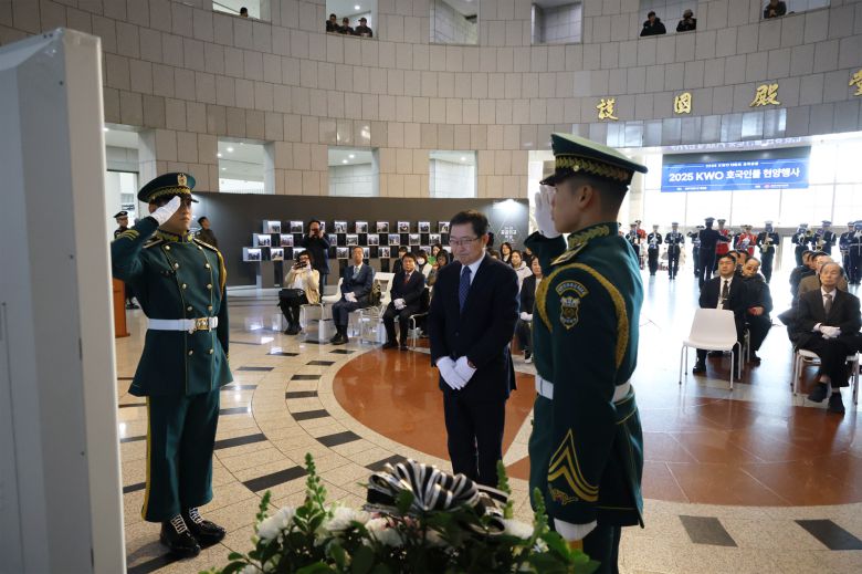 4일 전쟁기념관에서 열린 윤봉길 의사 현양행사에서 백승주 전쟁기념사업회장이 헌화 후 묵념하고 있다.