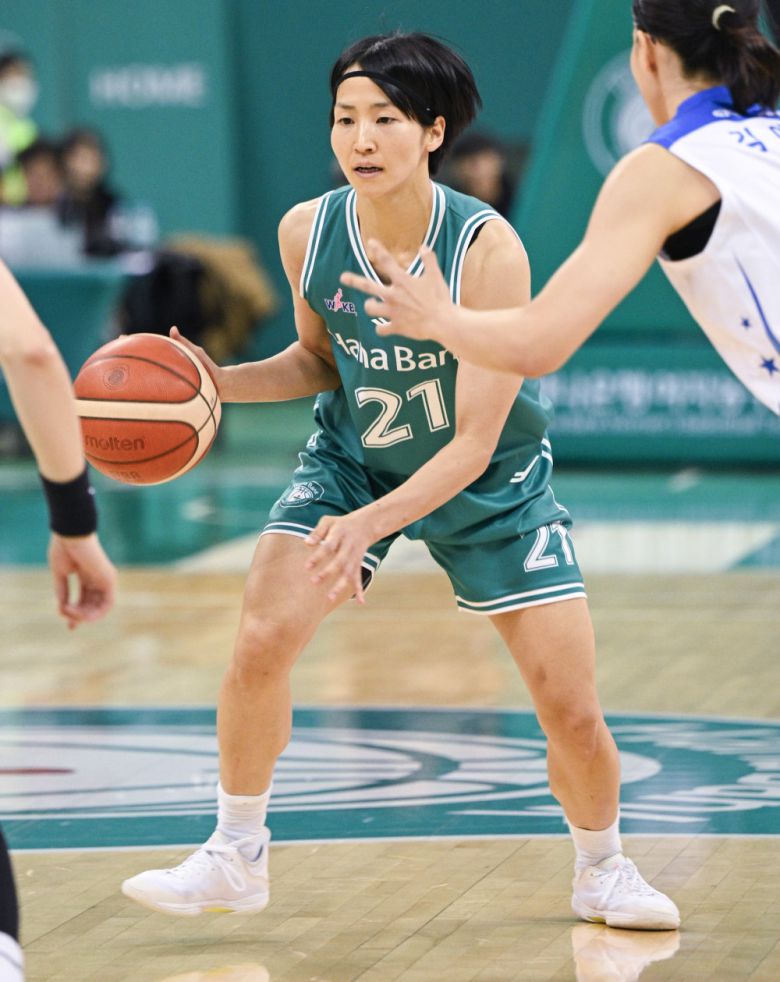 하나은행의 이이지마 사키(일본)는 4일 현재 경기당 평균 19.2점으로 득점 부문 2위를 달리며 시즌 팀의 돌풍을 이끌고 있다. 지난 시즌 리그 최하위에 머물렀던 하나은행은 공수에서 맹활약 중인 아시아쿼터 선수 이이지마를 앞세워 KB스타즈와 함께 공동 1위를 달리고 있다. 사진은 이이지마가 지난달 17일 우리은행과의 경기에서 드리블 하는 모습. 한국여자농구연맹(WKBL) 제공