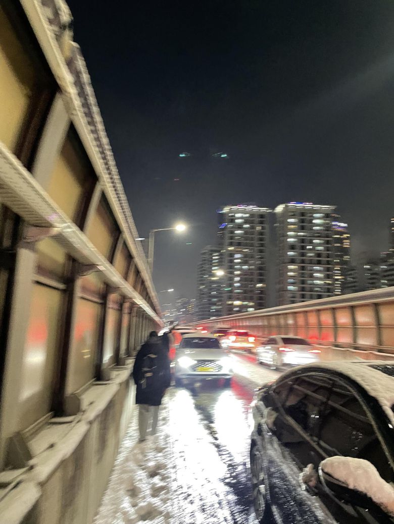 정체에 갇힌 버스에서 내린 제보자가 도로를 도보로 이동하는 모습. 독자 제공