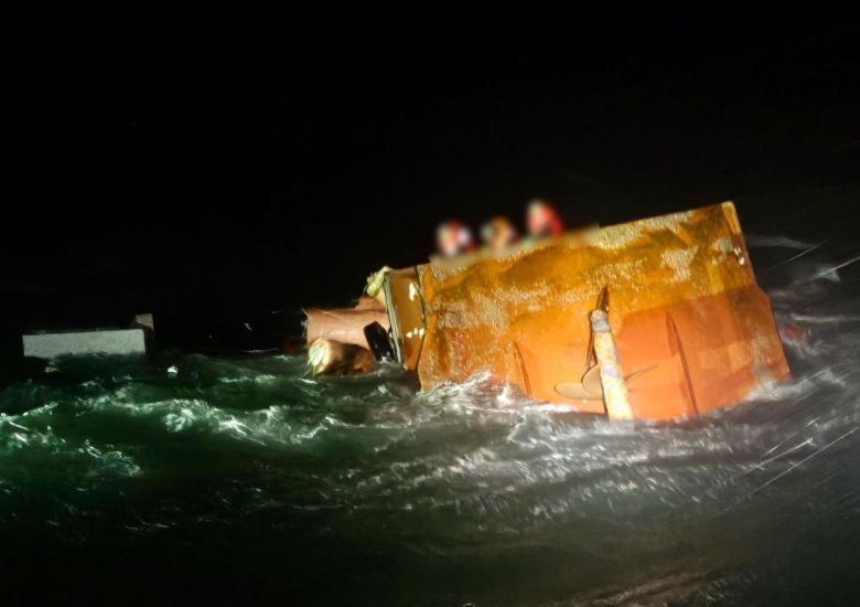 4일 오후 충남 태안군 앞바다에서 조업하다 전복된 9.8t급 어선에서 선원들이 구조를 기다리고 있다. 해경 구조대원들은 선체 위로 올라가 선원과 함께 바다로 뛰어내린 뒤 표류하며 구조 작업을 폈다. 이 사고로 선원 7명 중 4명이 구조됐으나 1명은 심정지 상태이고, 나머지 3명은 실종 상태다. 태안해양경찰서 제공