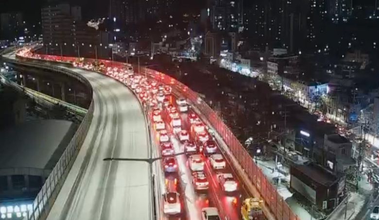 첫눈에 수도권 ‘퇴근길 대란’ 4일 저녁 폭설로 서울 내부순환로 성산 방향 도로가 통제된 가운데 서대문구 홍은동 유진상가 앞 성수 방향 차로가 꽉 막혀 있다. 이날 오후 6시 전후로 서울과 경기, 강원 등 중부지방에 대설특보가 발효되면서 차들은 비상등을 켠 채 거북이 운행했다. 서울시교통정보시스템 캡처