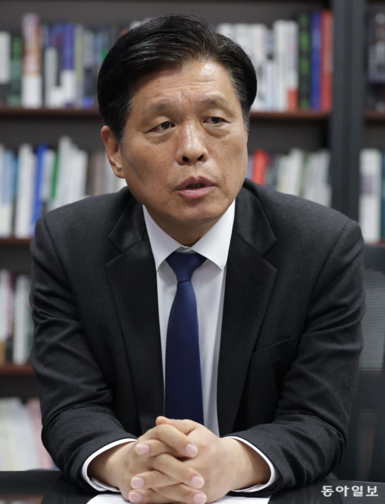 더불어민주당 조승래 지방선거기획단장이 지난달 30일 국회 의원회관에서 진행한 동아일보 인터뷰에서 “무능한 윤석열 지방정부를 심판하고 중앙정부의 대전환이 지역으로 확산돼야 한다”고 말했다.  박형기 기자 oneshot@donga.com