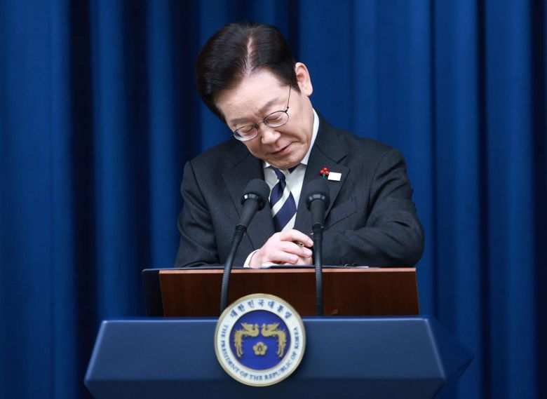 이재명 대통령이 3일 서울 용산 대통령실 청사에서 ‘빛의 혁명 1주년, 대통령 대국민 특별성명’ 발표를 마치고 시계를 보고 있다. 뉴시스