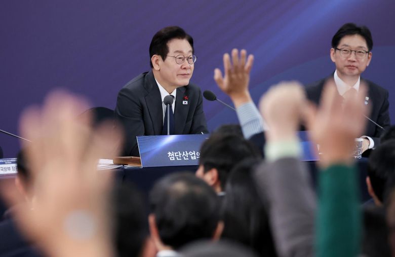 이재명 대통령이 5일 충남 천안시 한국기술교육대학교에서 열린 ‘충남의 마음을 듣다’ 타운홀미팅에서 참석자들의 질문을 받고 있다. (대통령실통신사진기자단) 2025.12.05. 뉴시스