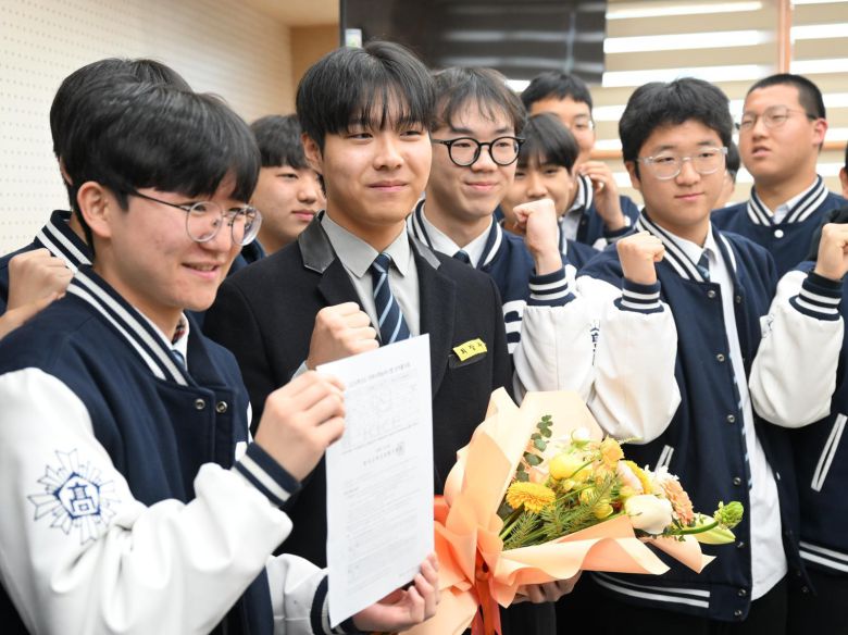 5일 오전 광주 서구 서석고등학교에서 2026학년 대학수학능력시험에서 만점을 기록한 최장우 학생이 학생회의 축하를 받고 있다. 뉴시스