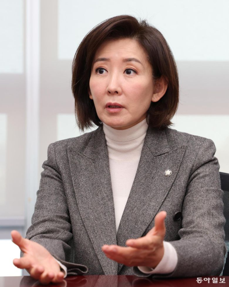 국민의힘 나경원 지방선거총괄기획단장이 2일 국회 의원회관에서 진행한 동아일보 인터뷰에서 “청년과 중도의 마음을 잡기 위해 정책과 대안을 내놓겠다”며 “가장 중요한 키워드는 공정과 일자리가 될 것”이라고 말했다. 이훈구 기자 ufo@donga.com